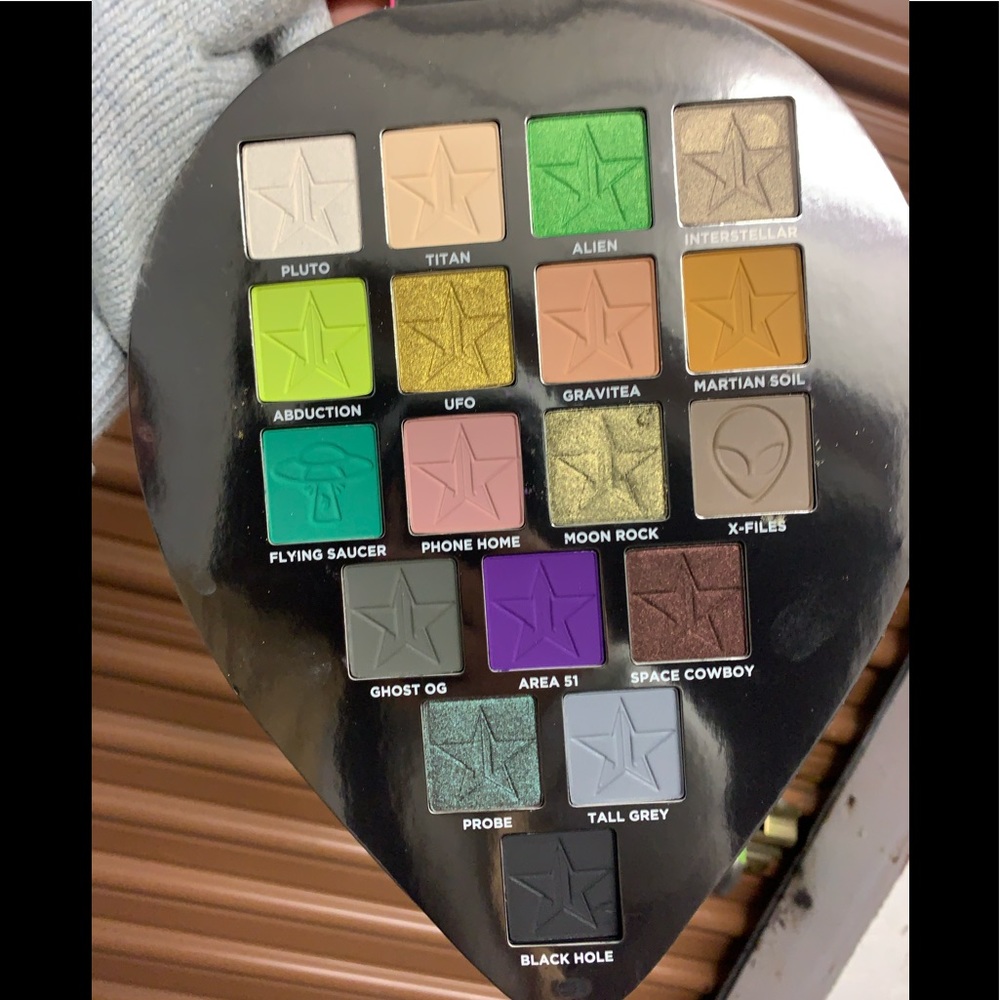 ❗️sold ❗️jeffree star alien 👽 palette